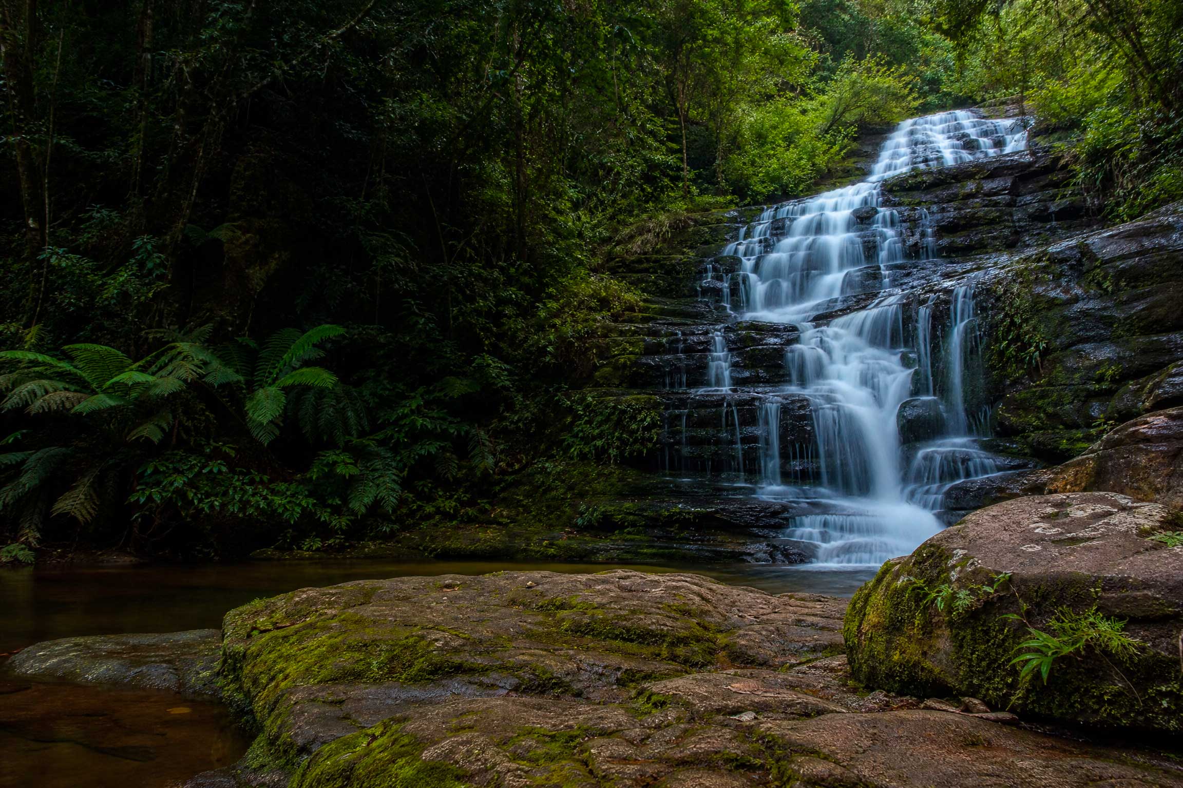 Cachoeira entre pedras e vegetação